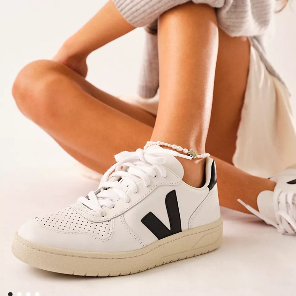 Veja V10 leather shoes. Size 8. Worn once!